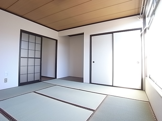 Living and room. Partition of the kitchen is semi-transparent slide door