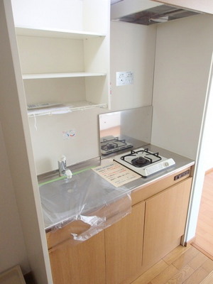 Kitchen. Up ・ Gasukitchin with storage under