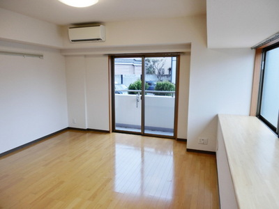 Living and room. 12.9 Pledge of LDK ・ Corner room two-sided lighting ・ All part of a large bay window is attractive