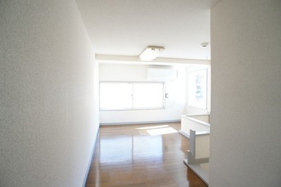 Living and room. Second floor also bright ☆