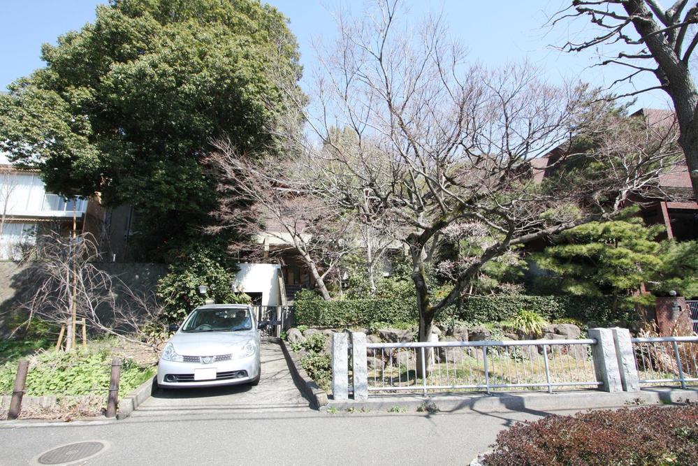 Local land photo. Location is surrounded by magnificent trees Kokubunji cliff line