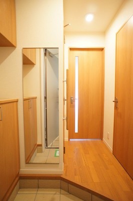 Entrance. Since the entrance there is also a large mirror with cupboard, At any time clean Katazuki