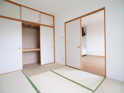 Living and room. It will be healed to the smell of tatami! 