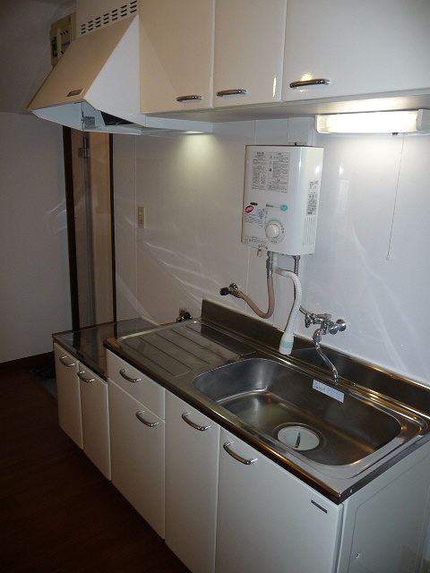 Kitchen. Two-burner stove can be installed