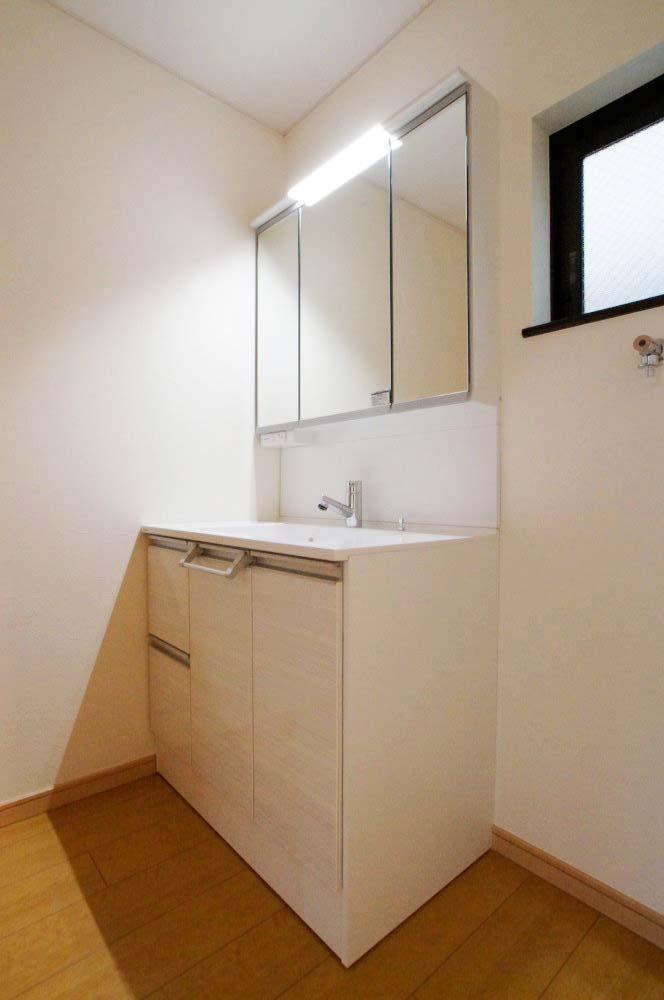 Same specifications photos (Other introspection). It becomes the example of construction of the wash basin.