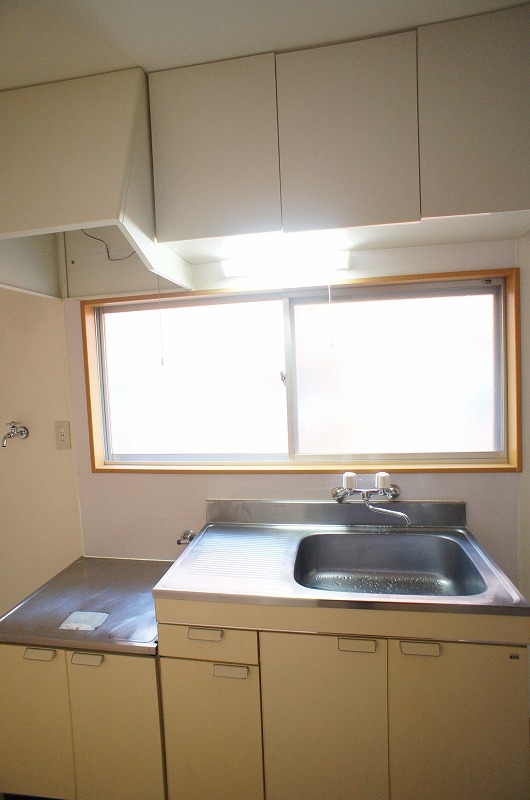 Kitchen. Two-burner gas stove can be installed ☆