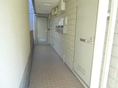 Entrance. South-facing quiet living environment Over to the earthquake-resistant refractory Asahi Kasei Belle Maison