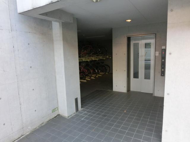 Other common areas.  ■ It can be accessed from the road surface to the entrance by elevator