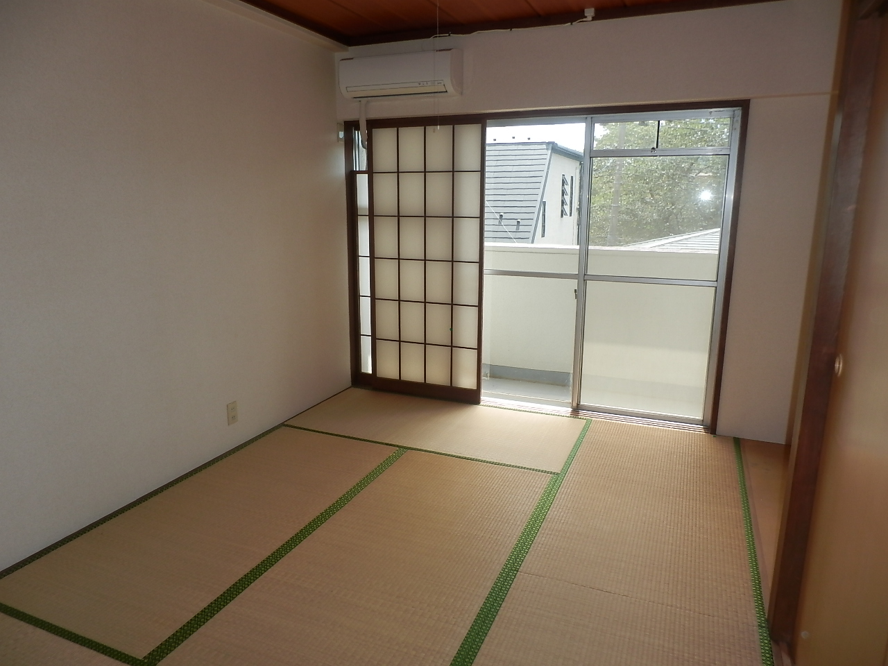 Living and room. Japanese-style room is 6 quires