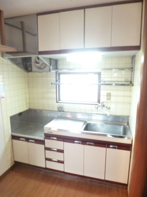 Kitchen. Two-burner stove can be installed