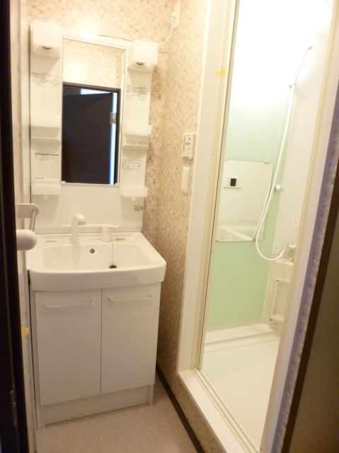 Washroom. There is also shampoo dresser. 