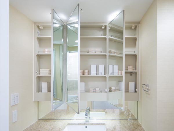 Bathing-wash room.  [Three-sided mirror with vanity] Adopting the vanity of triple mirror type which arranged a wide mirror in the center. Fogging heater ・ It is with indirect lighting. On the back side of the mirror has secured a storage rack.  ※ Some dwelling unit is, Tetrahedral, - You-surface mirror.