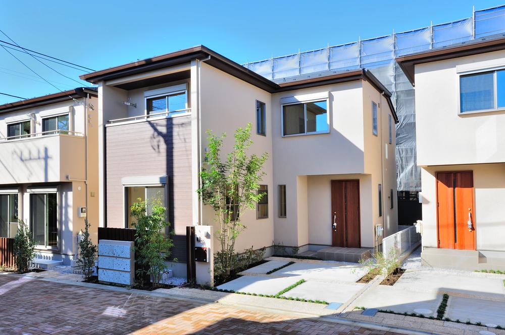 Local appearance photo. The overlap with the texture of the wood grain, Outer wall material in which the earth color tones. As response to the flavor and feeling of opening that has been cultivated in "Kamiyoga", Carefully selected materials will continue along with a rich look to the private residence.