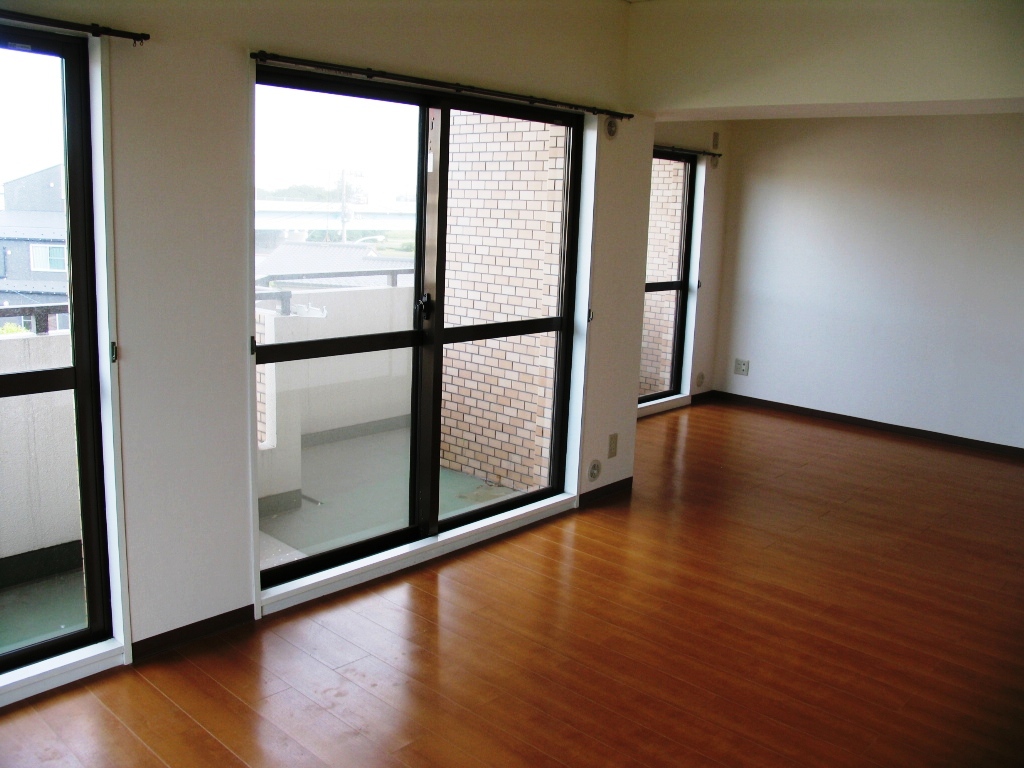 Living and room.  ■ Windows are many bright room