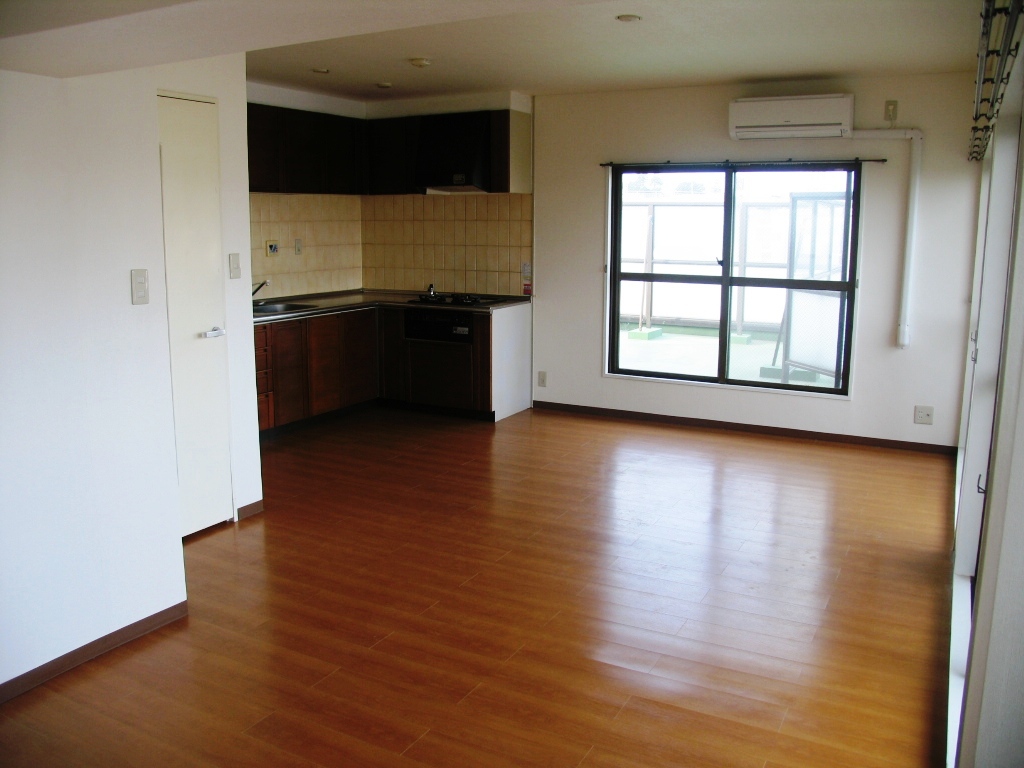 Living and room.  ■ 20 Pledge of spacious living