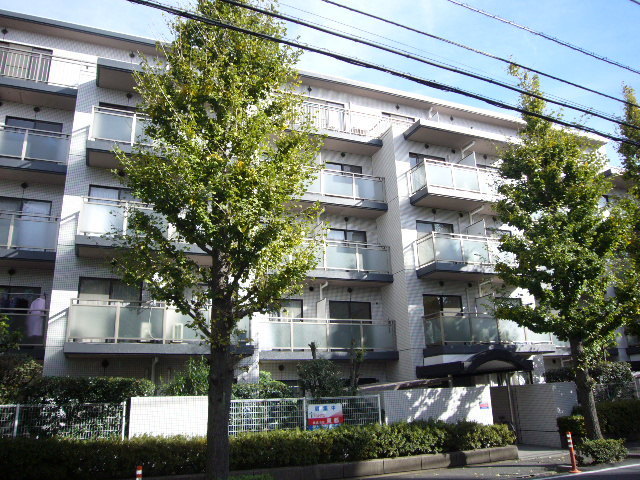 Building appearance. Convenient shopping in a 2-minute walk from the Nihon shopping street