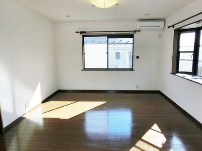 Living and room. Two-sided lighting ・ 23 is a large living space of quires