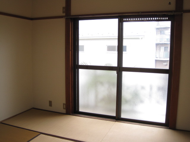 Living and room. Japanese-style room is 6