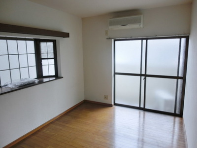 Living and room. It is a bright room at the corner room two-sided lighting ・ Shopping street is right there