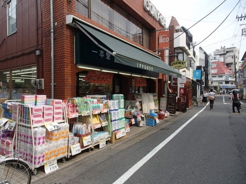 Dorakkusutoa. 140m up to one main hall (drugstore) (drugstore)