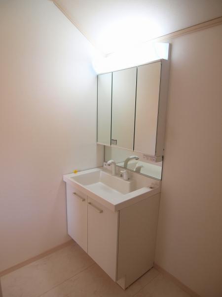 Wash basin, toilet