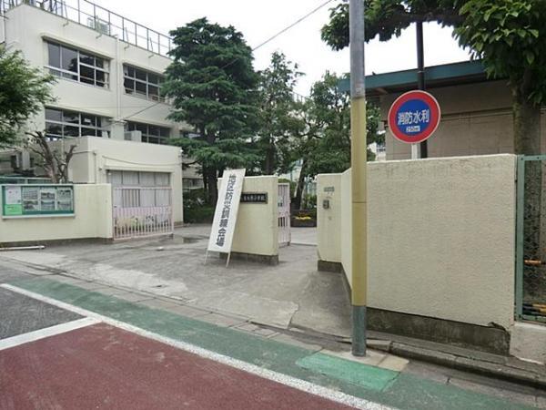 Primary school. University of Tokyo original elementary school up to 400m