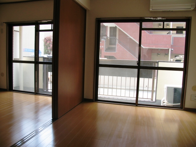 Other room space.  ■ South-facing bright room