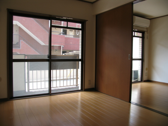 Other room space.  ■ Spacious room