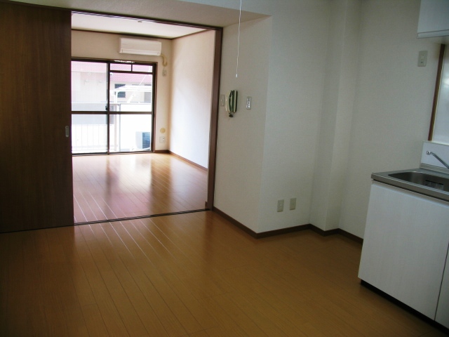 Living and room.  ■ Spacious dining kitchen