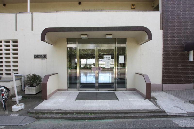 Entrance. Denentoshi Tokyu "Ikejiriohashi" station 8 min. Walk