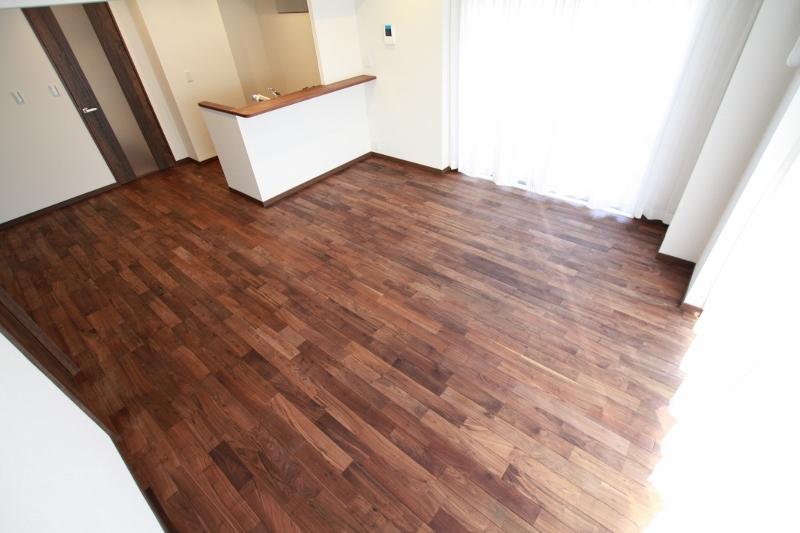 Adopt a natural solid wood flooring