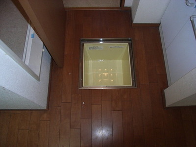 Other Equipment. Washstand of underfloor storage