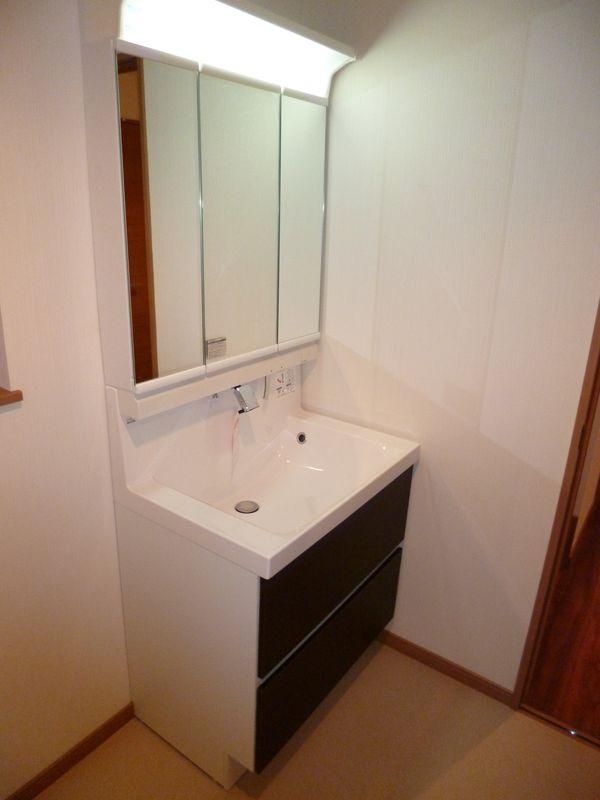 Wash basin, toilet