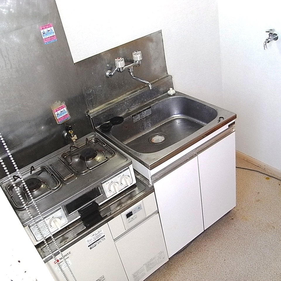 Kitchen. Gas two-burner stove is leaving product ・ There is hot water supply