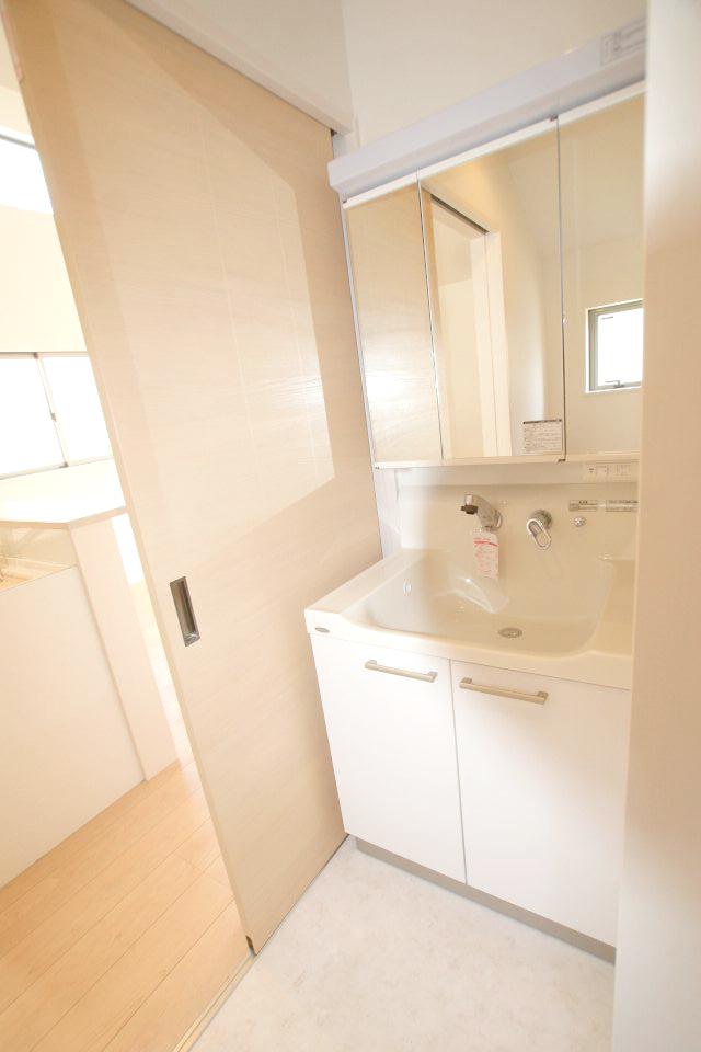 Same specifications photos (Other introspection). It becomes the example of construction of the wash basin. Shampoo is a dresser with a three-sided mirror.