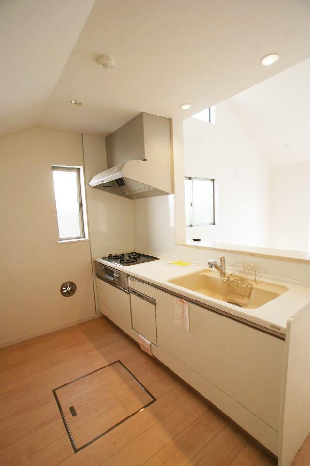 Same specifications photo (kitchen). It will be the construction example of the kitchen. There is a wide, Friendly to the housework.