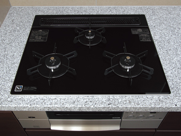 Kitchen.  [Glass top stove with a temperature control function] Sensor for sensing extinction equipment and rapid temperature rise, Adopt a glass top that easy to drop dirty. Anhydrous is with a two-sided grill.