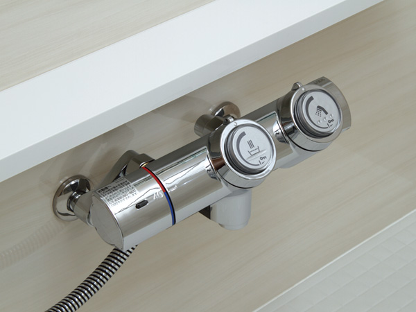 Bathing-wash room.  [Push faucet] Only "press" a button on the light touch, Spouting ・ You can stop water. In operation it is easy, Because it is to stop the hot water immediately, Energy-saving effect is also excellent.