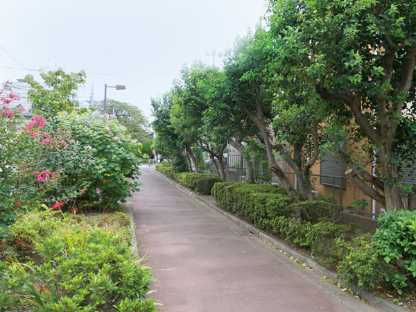 Surrounding environment. Jakuzure River green road (G: 1 minute walk ・ About 60m, B: 1 minute walk ・ About 30m)