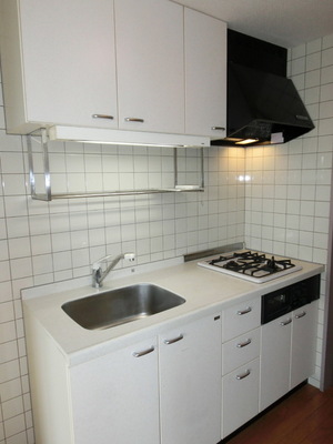 Kitchen. System is a kitchen with a gas stove 2 burners grill