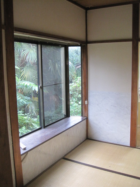 Living and room. There is a Japanese-style room 4.5 bay window