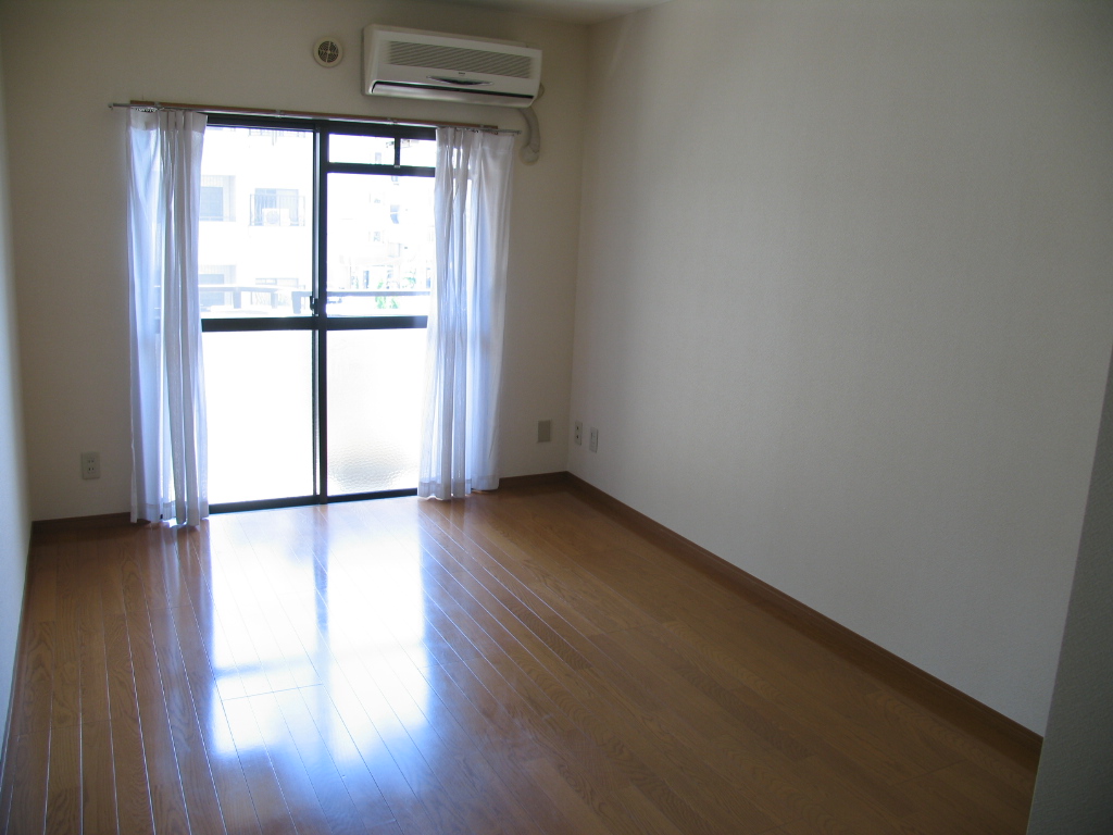 Living and room.  ■ Bright room of southwestward