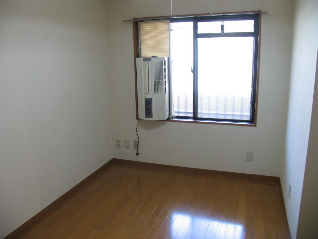 Other room space.  ■ Spacious Western-style