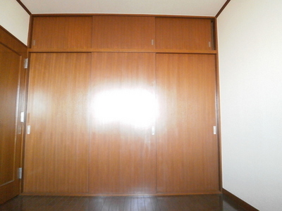 Living and room. The room is clean you because it arrived a large closet in the Western-style