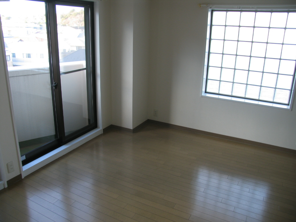 Other room space.  ■ Spacious Western-style