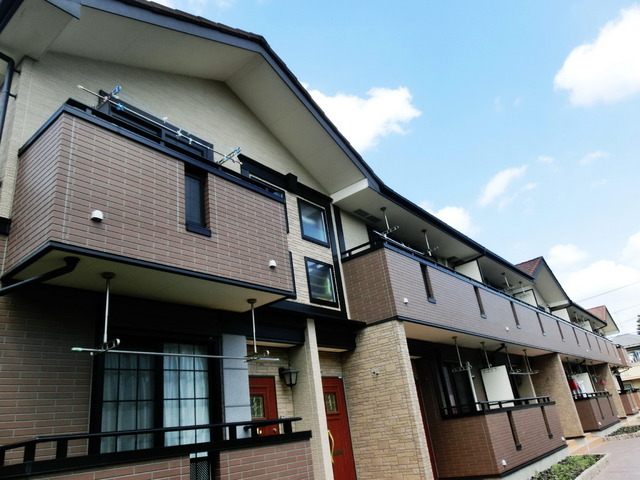 Building appearance. Paste stylish appearance tile ・ Apartment of the two-story