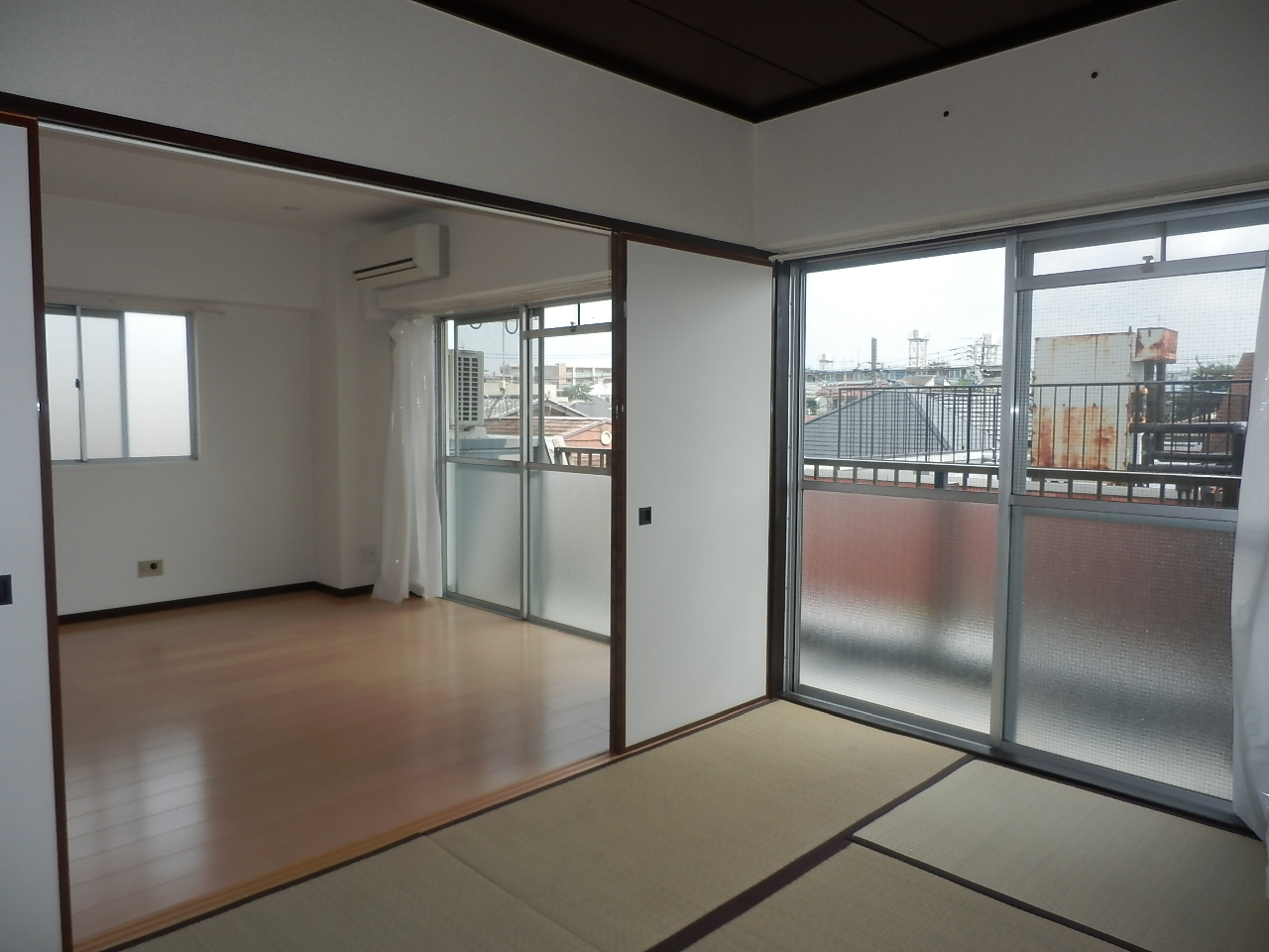 Living and room. Japanese-style room is 6 quires