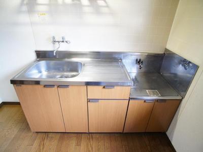 Kitchen. Two-burner gas stove can be installed ☆