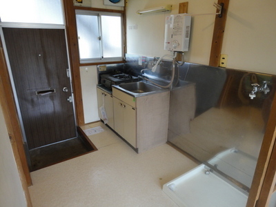 Kitchen.  ☆ Two-burner gas stove can be installed