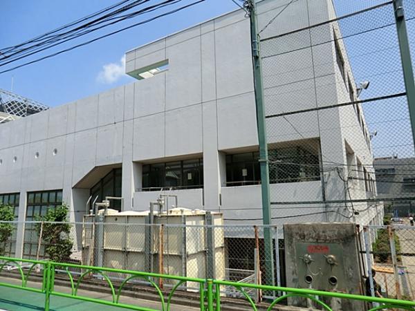 Primary school. Roka to elementary and junior high school 690m
